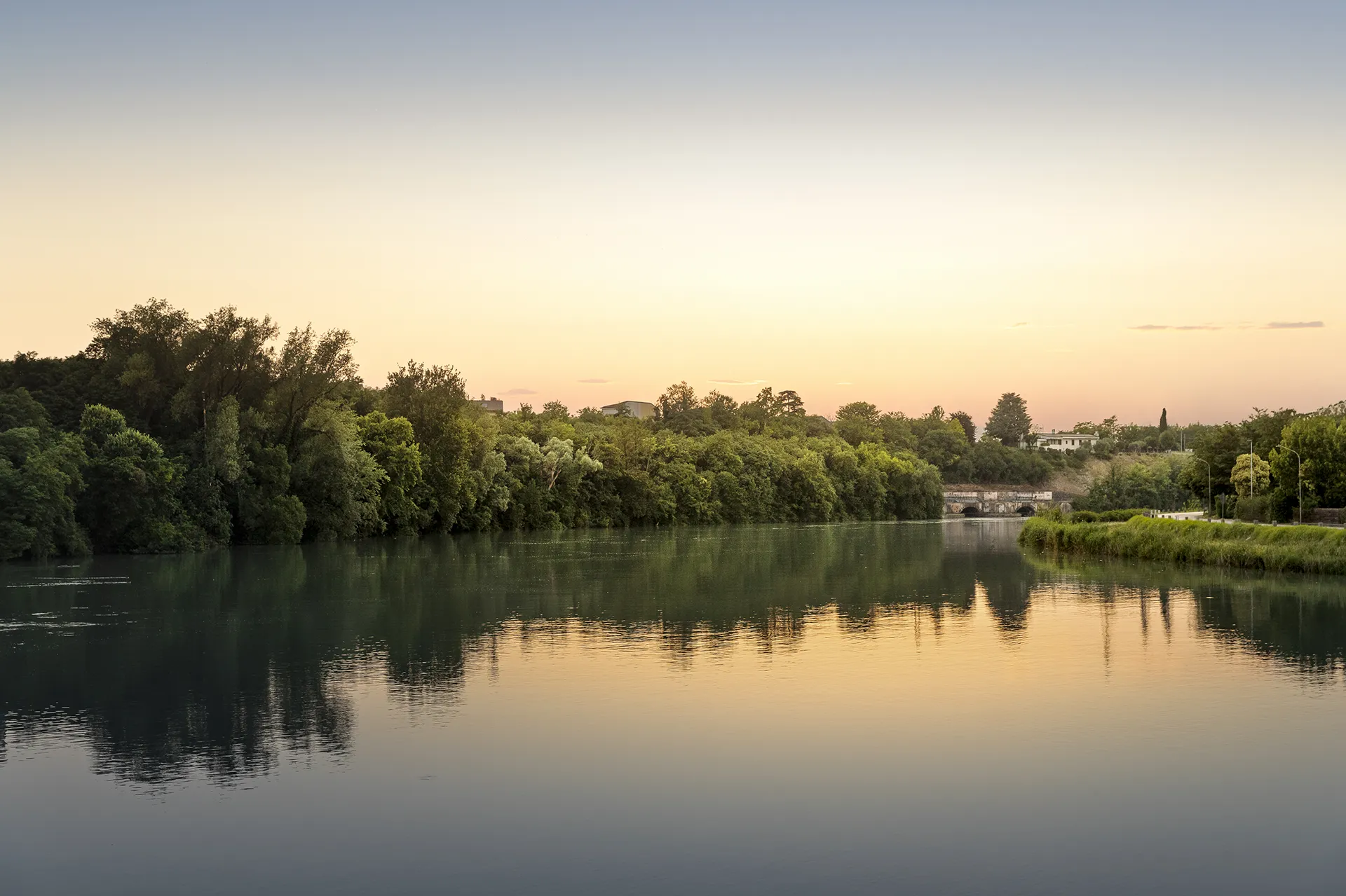 Il Parco dell'Adige e la ciclabile vicino a Corte Achillea, nella campagna veronese
